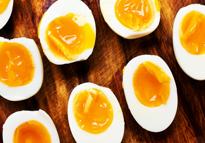 Jajka są niezwykle wartościowe, więc mimo tego, że podwyższają cholesterol, nie należy rezygnować z nich całkowicie /123RF/PICSEL