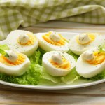 Jajka są zdrowe, ale nie dla każdego. Sprawdź, kto powinien ich unikać i czym je zastąpić w sałatkach i wypiekach 