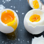 Jajka są zdrowe, ale nie wszystkie. Pamiętaj o tym podczas gotowania, a unikniesz problemów