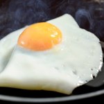 śniadanie Jajka smaż tylko na tym tłuszczu. Jest zdrowszy i mniej kaloryczny