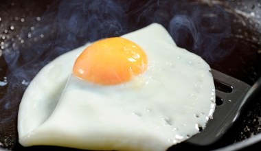 Jajka smaż tylko na tym tłuszczu. Jest zdrowszy i mniej kaloryczny 