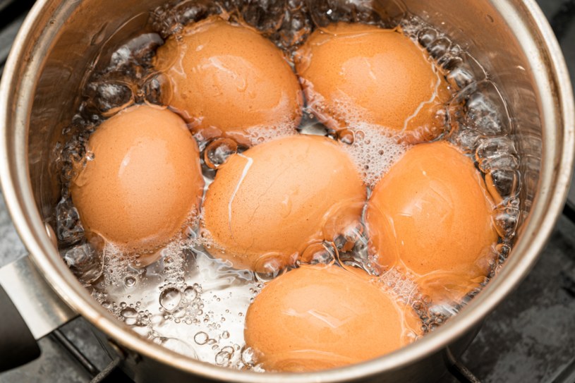 Jajka to źródło witamin A, D, E i K oraz tych z grupy B /123RF/PICSEL