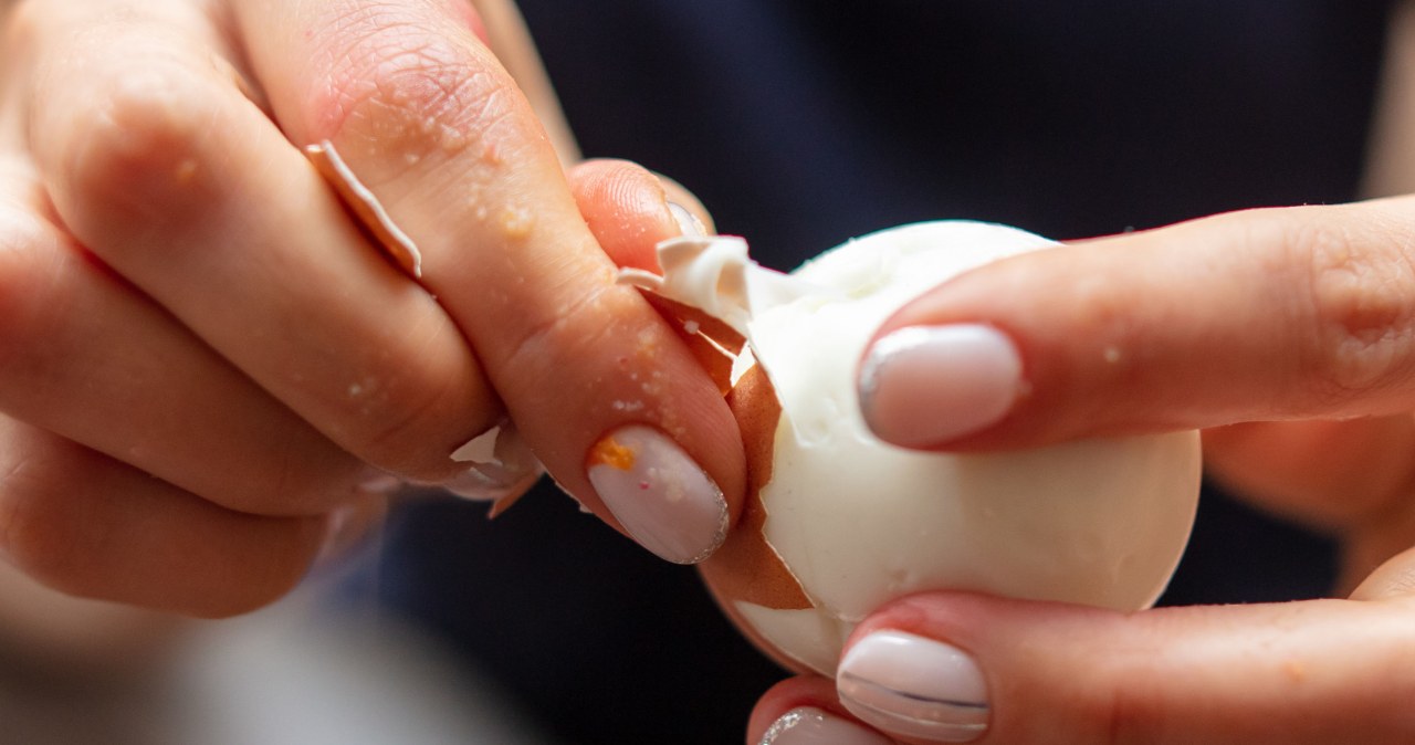 Jajka ugotowane z pomocą airfryera łatwiej się obierają /123RF/PICSEL