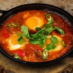 Jajka w czyśćcu to tradycyjne danie starej, włoskiej kuchni. Smakowite, sycące, idealne na chłodne poranki  