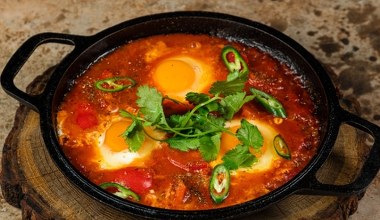 Jajka w czyśćcu to tradycyjne danie starej, włoskiej kuchni. Smakowite, sycące, idealne na chłodne poranki  