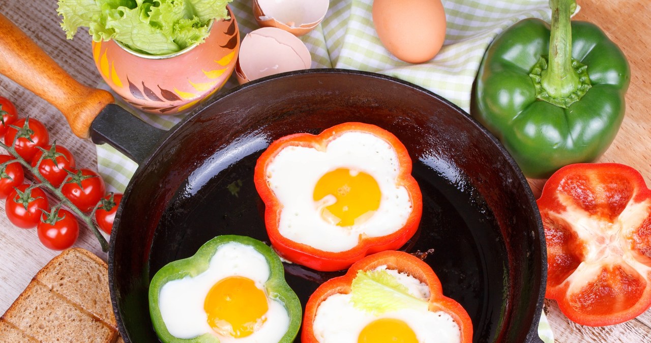 Jajka w papryce to smaczna alternatywa dla jajecznicy /Pixel