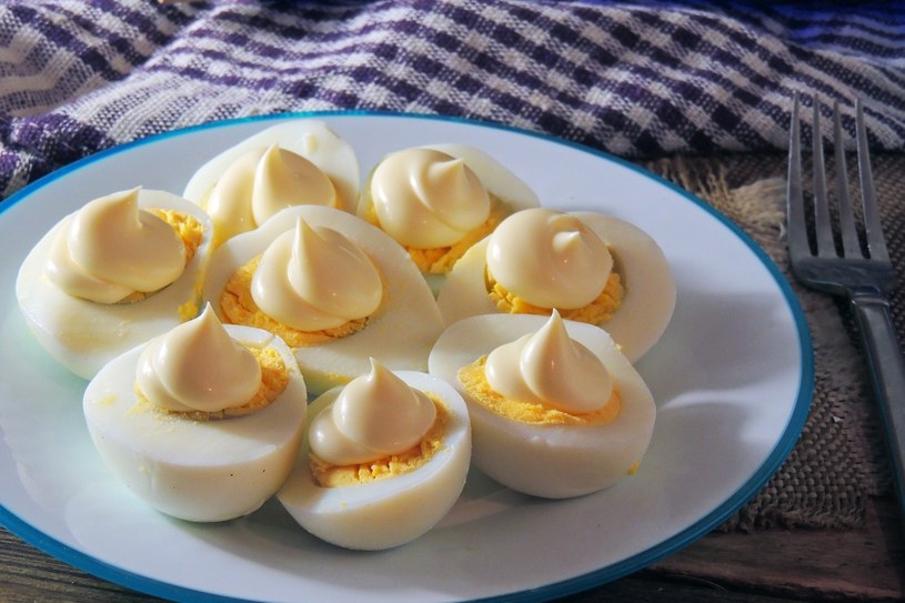 Jajka z majonezem to bomba kaloryczna, ale też witaminowa /123RF/PICSEL