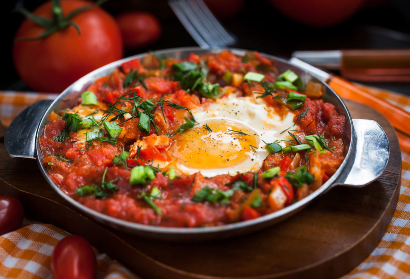 Jajka z sosem pomidorowym /123RF/PICSEL