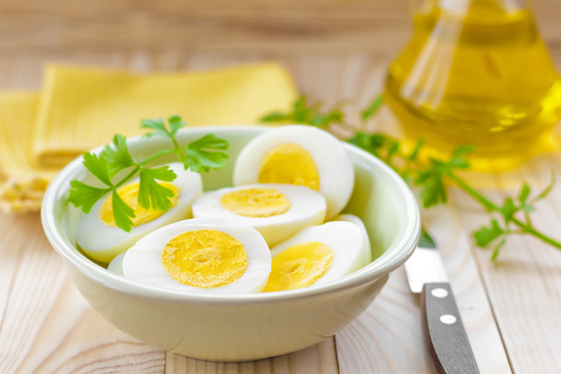 Jajka zawierają znaczne ilości żelaza i fosforu oraz dostarczają potasu, wapnia i magnezu /123RF/PICSEL