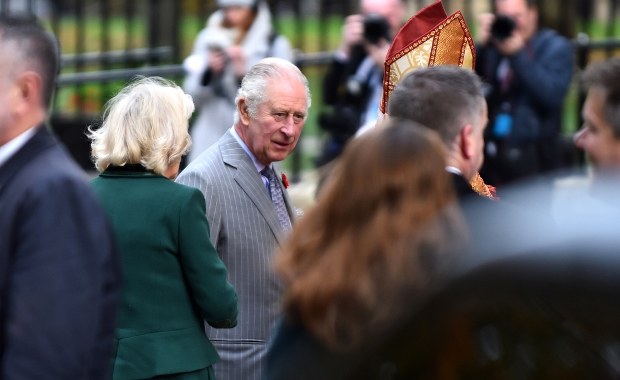 Jajkami w Karola III i jego żonę. Zobacz film z incydentu