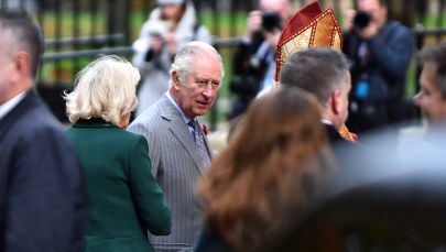 Jajkami w Karola III i jego żonę. Zobacz film z incydentu