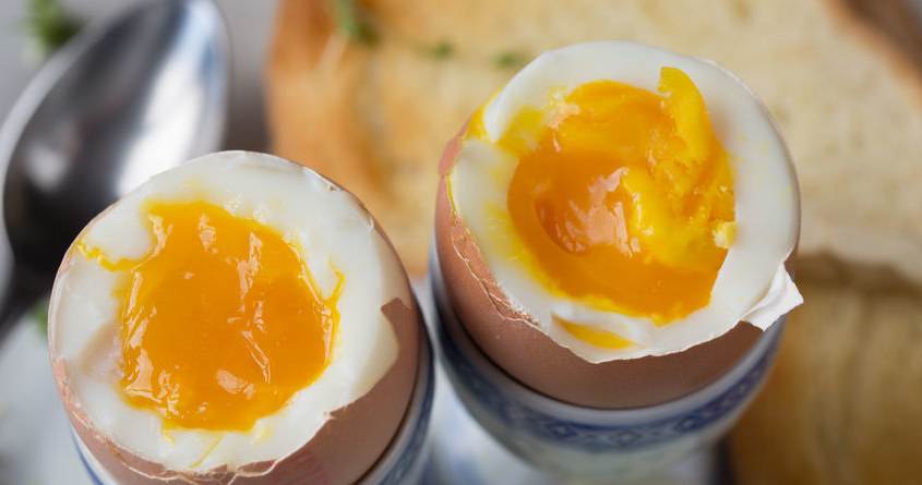 Jajko jest źródłem m.in. białka, żelaza i wielu witamin /123RF/PICSEL
