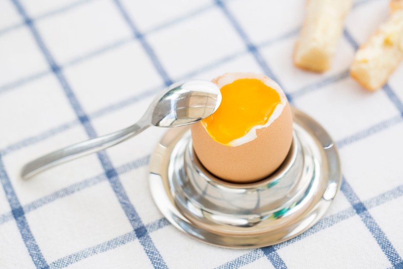 Jajko na miękko z dodatkiem pieczywa będzie doskonałym pomysłem na śniadanie /123RF/PICSEL