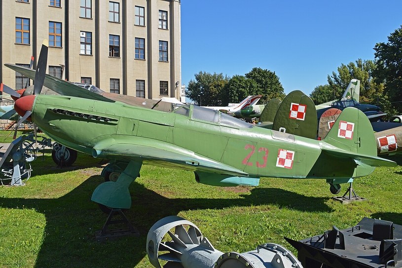 Jak-9 polskich pilotów w lotnictwie ZSRR z 1945 roku. Widać szachownicę /Alan Wilson  /Wikimedia