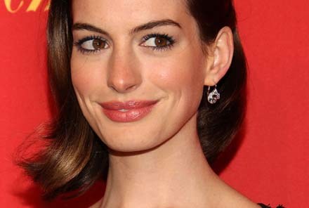 Jak Anne Hathaway sprawdzi się w szekspirowskim repertuarze? - fot. Bryan Bedder /Getty Images/Flash Press Media