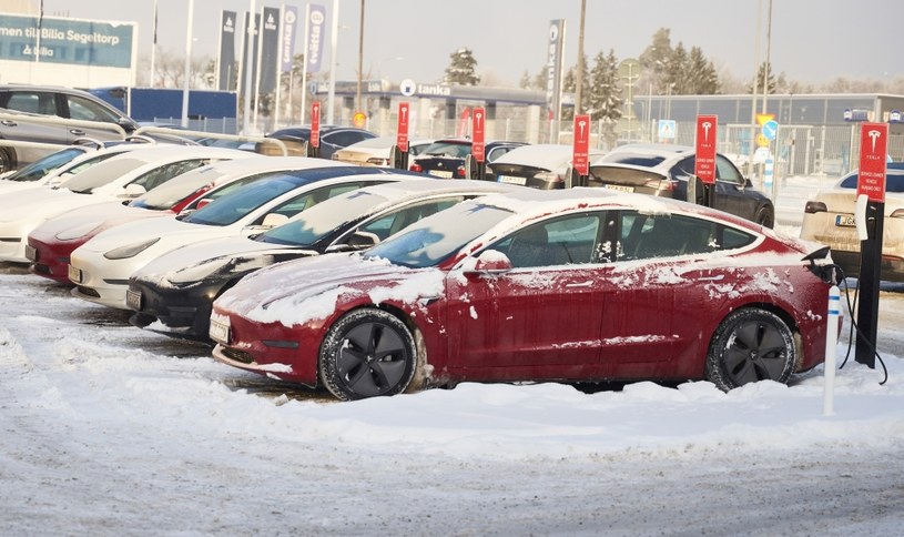 Jak bardzo spada zasięg samochodów elektrycznych zimą? /Getty Images