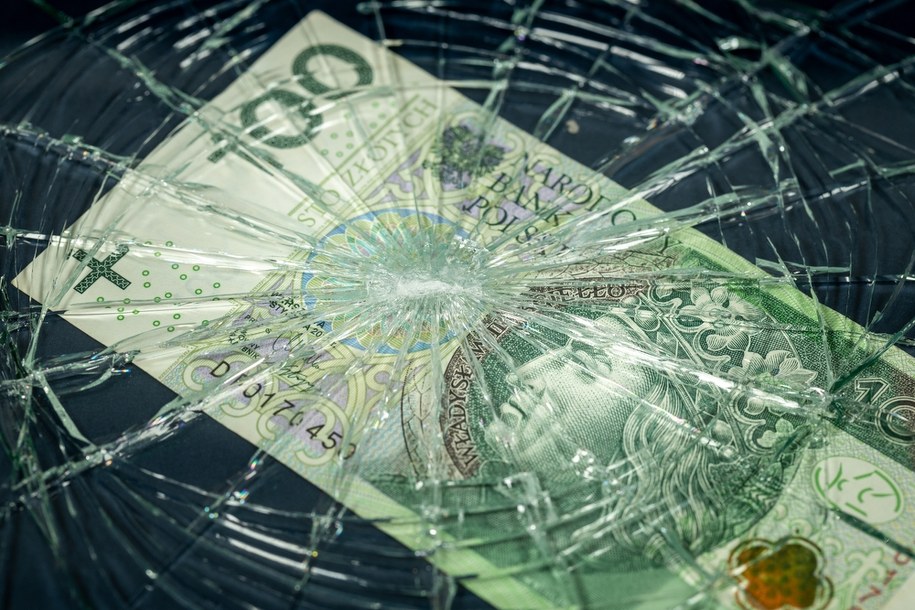 Jak bardzo zadłużony jest Skarb Państwa? Ministerstwo podało dane /Shutterstock