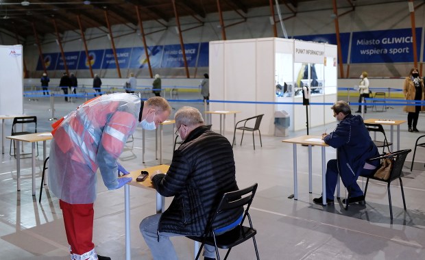 Jak będą wyglądały zapisy na szczepienia osób urodzonych po 1973 roku? 