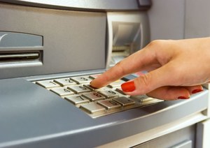 Jak bezpiecznie korzystać z bankomatów i kart kredytowych 