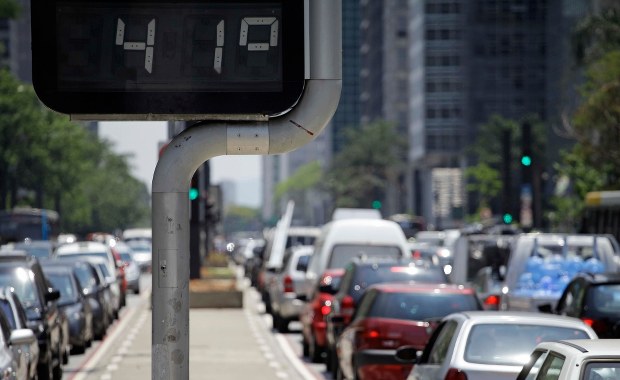 ​Jak bezpiecznie podróżować autem w czasie upałów? [PORADNIK]