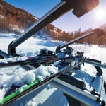 Jak bezpiecznie przewieźć narty? Nie popełnij podstawowego błędu