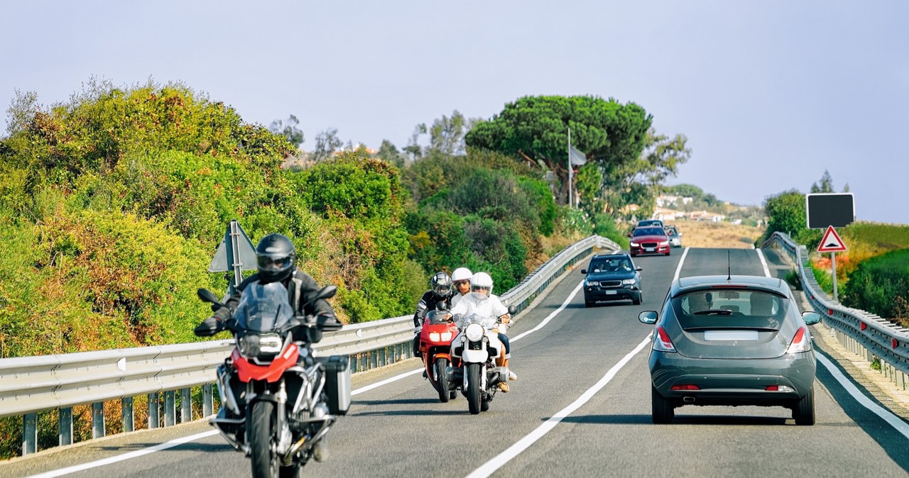 Jak bezpiecznie wyprzedzić motocyklistę? /123RF/PICSEL