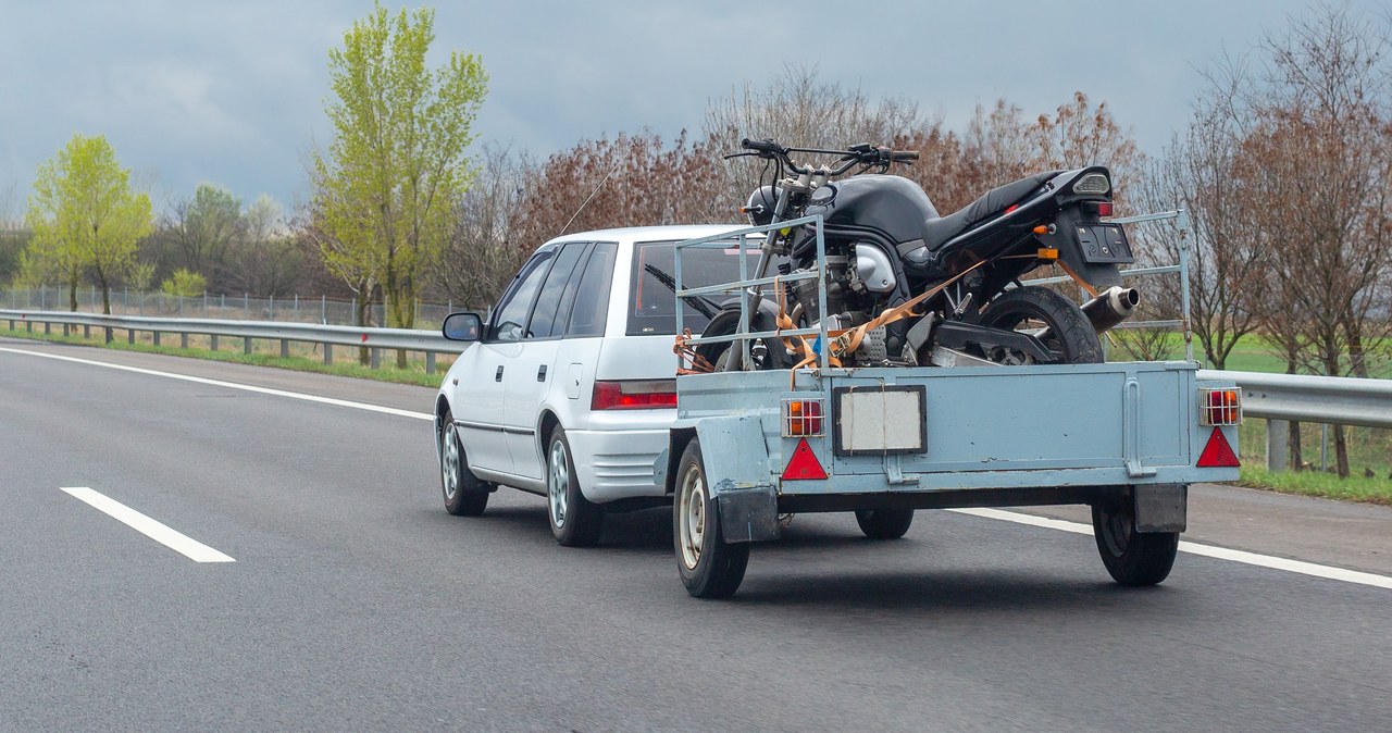 Jak bezpiecznie zamocować i transportować motocykl? /123RF/PICSEL