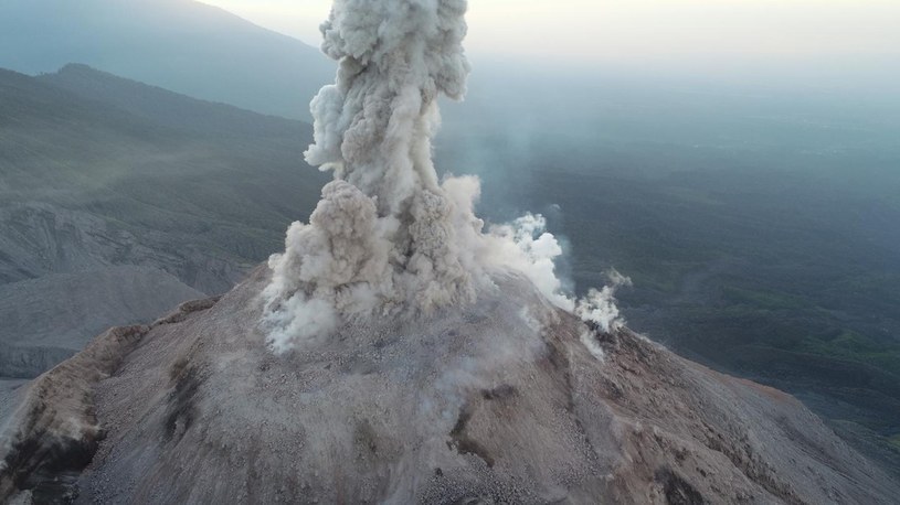 Jak bezpiecznie zbadać erupcję wulkanu? Najlepiej za pomocą dronów /Geekweek