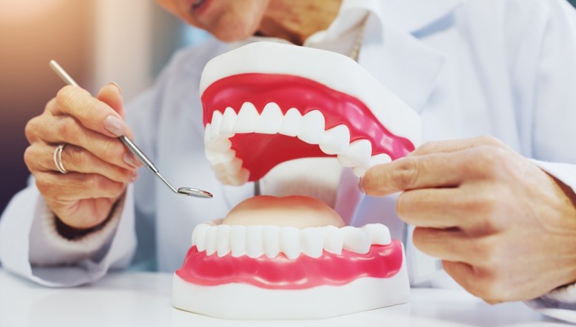 ​Jak chronić zęby przed próchnicą? Stomatolog podpowiada