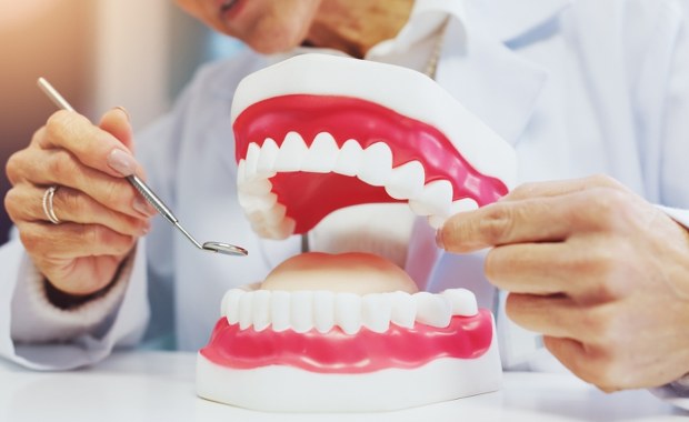 ​Jak chronić zęby przed próchnicą? Stomatolog podpowiada