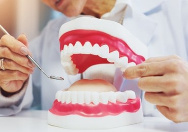 ​Jak chronić zęby przed próchnicą? Stomatolog podpowiada