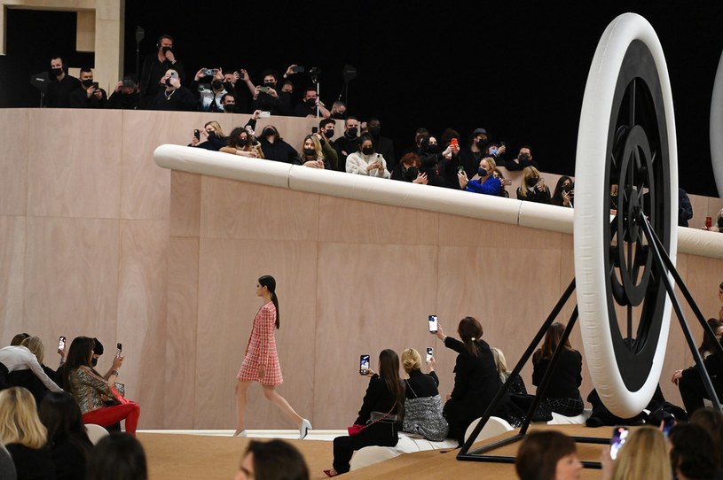 Jak co roku, pokaz Chanel zaskakiwał scenografią /Getty Images