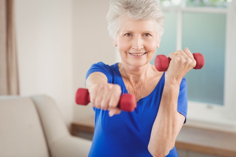 Jak ćwiczyć w domu, gdy masz ponad 60 lat? Oto najlepsze ćwiczenia /123RF/PICSEL