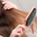 Jak często czyścisz szczotkę do włosów? Większość osób robi to zbyt rzadko i nieodpowiednio 