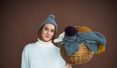 Jak często pierzesz czapki i szaliki? Większość z nas robi to zbyt rzadko