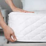 łóżko Jak często pierzesz materac? Większość z nas robi to stanowczo zbyt rzadko