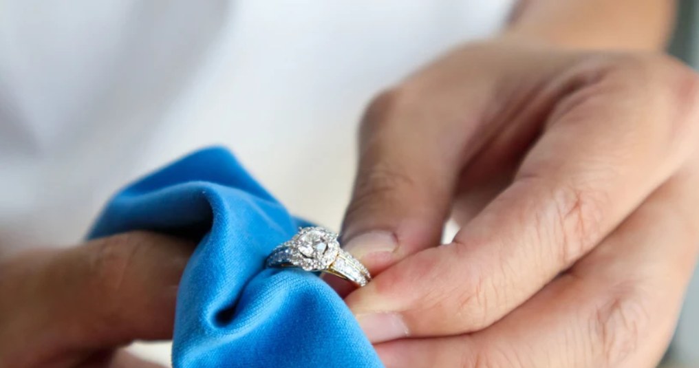 Jak czyścić i pielęgnować srebro? /123RF.com /INTERIA.PL