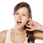 Jak czyścić uszy? Sposoby na usuwanie woskowiny