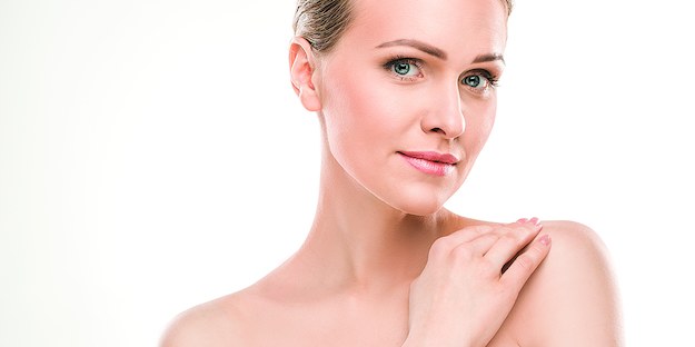 Jak dbać o delikatną skórę szyi i dekoltu? Sprawdzone metody!