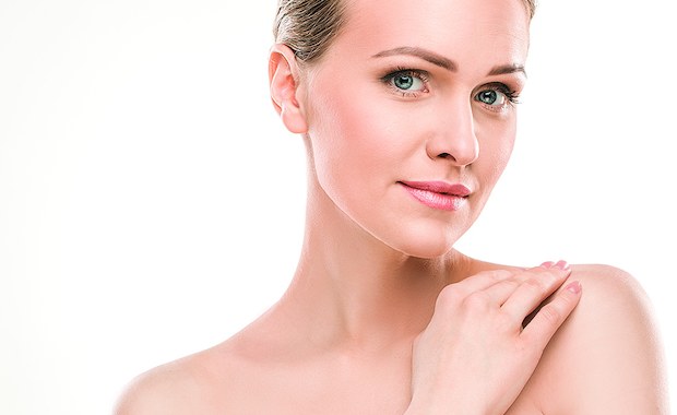 Jak dbać o delikatną skórę szyi i dekoltu? Sprawdzone metody!
