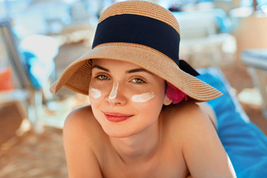 Jak dbać o skórę latem? 5 zasad od kosmetologa