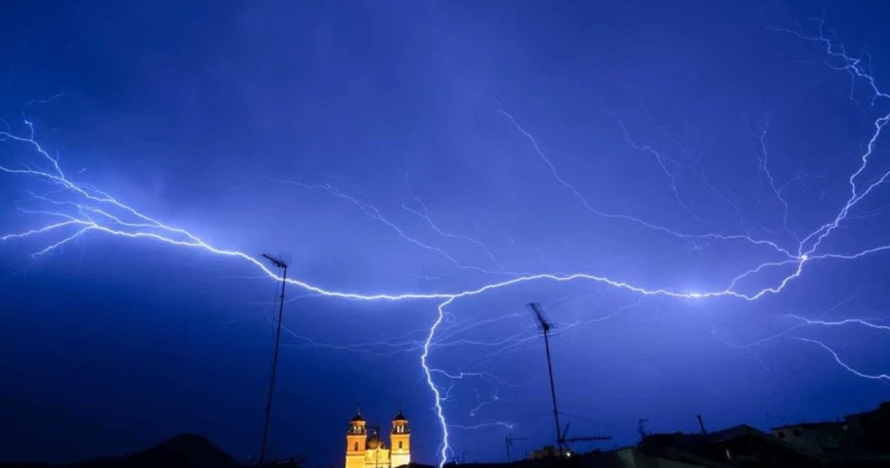 Jak długi był najdłuższy piorun zarejestrowany w ziemskiej atmosferze? Znacznie dłuższy niż ten na zdjęciu.../Getty Images /Redakcja Edukacja /Canva Pro