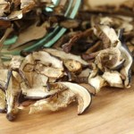 Jak długo gotować suszone grzyby? Jeden błąd sprawia, że robią się twarde i tracą cały aromat