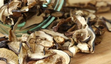 Jak długo gotować suszone grzyby? Jeden błąd sprawia, że robią się twarde i tracą cały aromat
