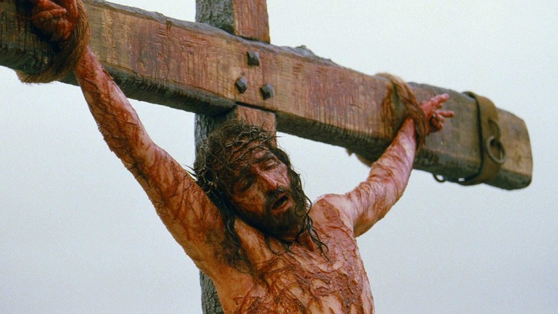 Jak długo Jezus wisiał na krzyżu? (kadr z filmu "Pasja") /LONDON FEATURE/East News /East News