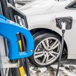 Jak długo ładuje się samochód elektryczny? Zimą to nie będzie szybko