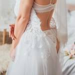 Jak dobrać bieliznę pod suknię ślubną? Kluczowy element to biustonosz i wybór koloru 