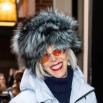 Jak dobrać czapkę do siwych włosów i odjąć sobie lat? Proste triki, które działają