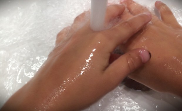 Jak dobrze myć ręce? Zaskakujące wyniki badań