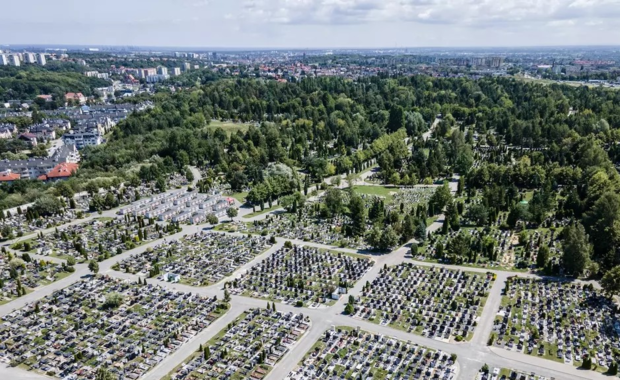 Jak dojechać na cmentarze w Trójmieście? Sprawdź szczegóły